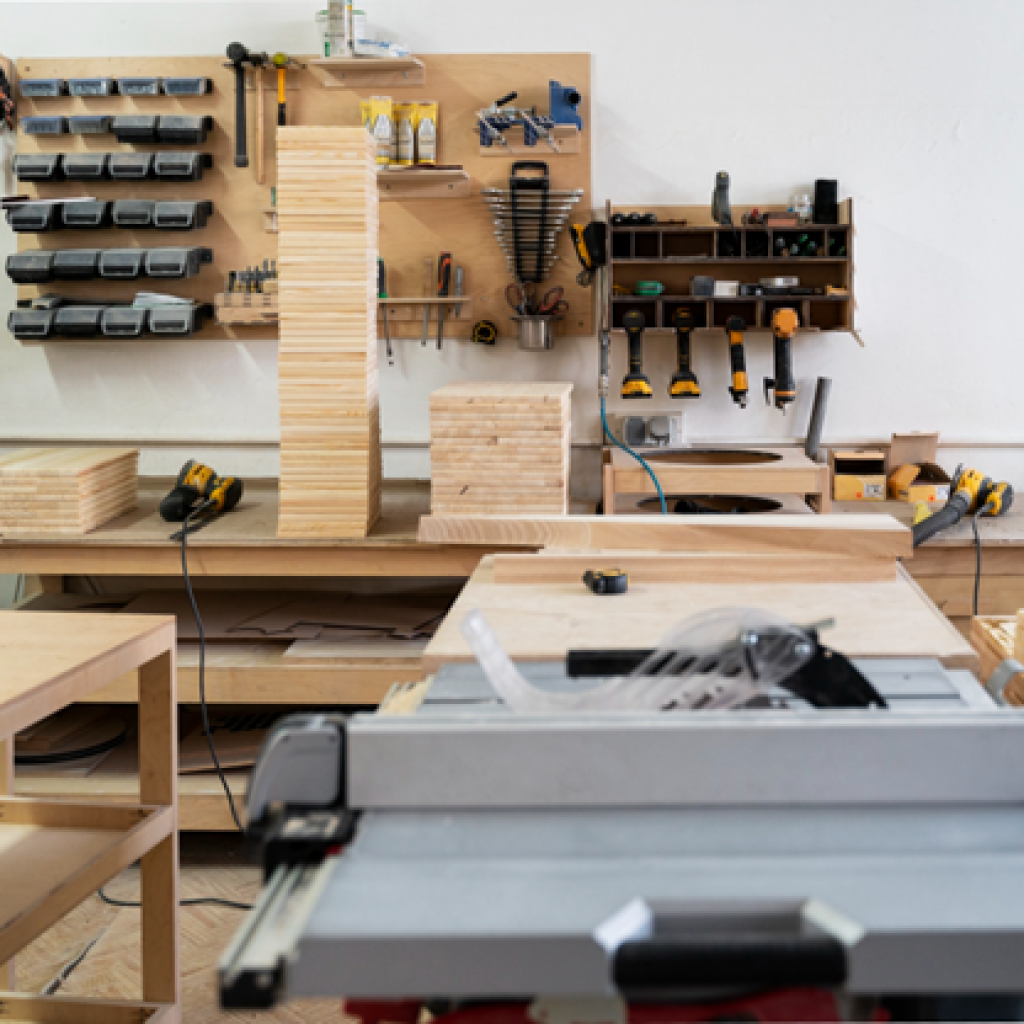 Sturdy lab bench for precise, efficient work