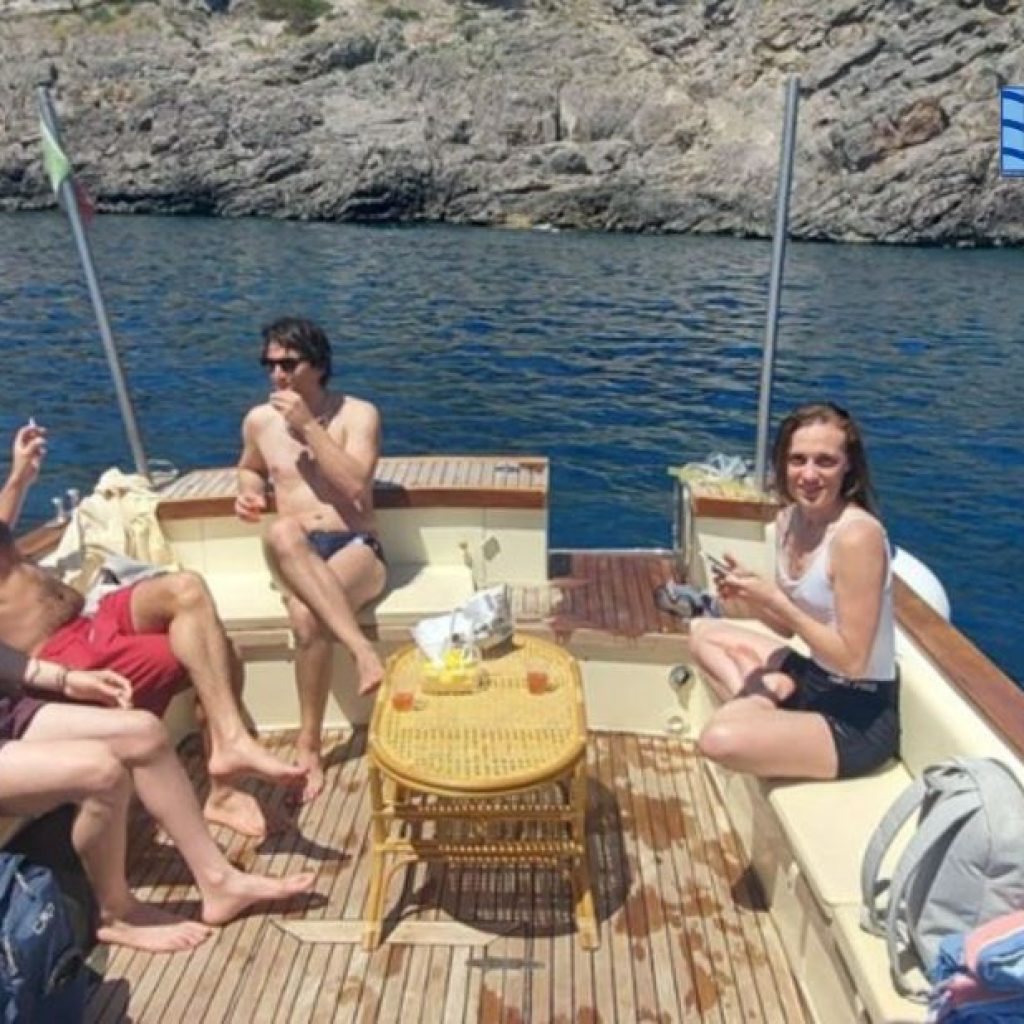 Esplora la Costiera Amalfitana con skipper: gite marine indimenticabili Esplora la Costiera Amalfitana con skipper: gite marine indimenticabili