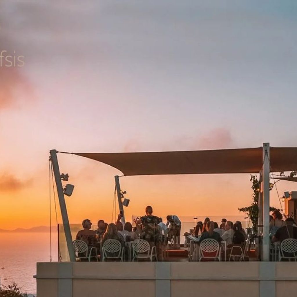 Dining in Santorini: Oia’s Best Waterfront and Cliffside Eateries Dining in Santorini: Oia’s Best Waterfront and Cliffside Eateries